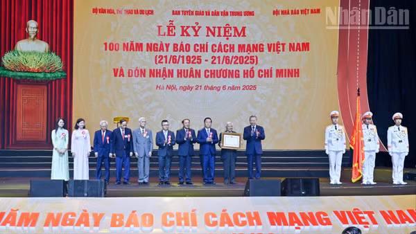 Tổng Bí thư Tô Lâm trao tặng Huân chương Hồ Chí Minh cho đội ngũ những người làm báo cách mạng Việt Nam.