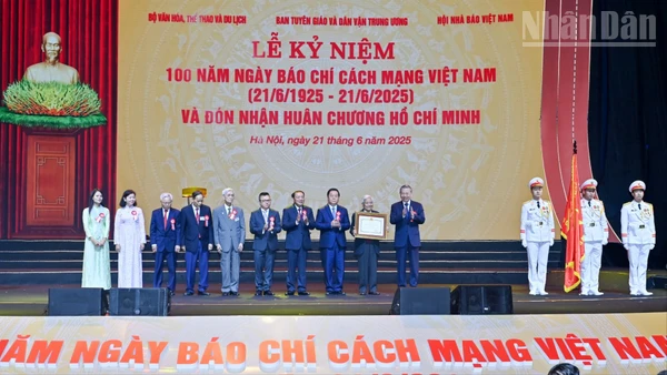 Tổng Bí thư Tô Lâm trao tặng Huân chương Hồ Chí Minh cho đội ngũ những người làm báo cách mạng Việt Nam.