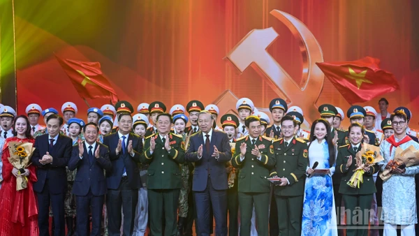 Tổng Bí thư Tô Lâm cùng các đồng chí lãnh đạo Đảng, Nhà nước và các đại biểu, nghệ sĩ tại chương trình. (Ảnh: DUY LINH)