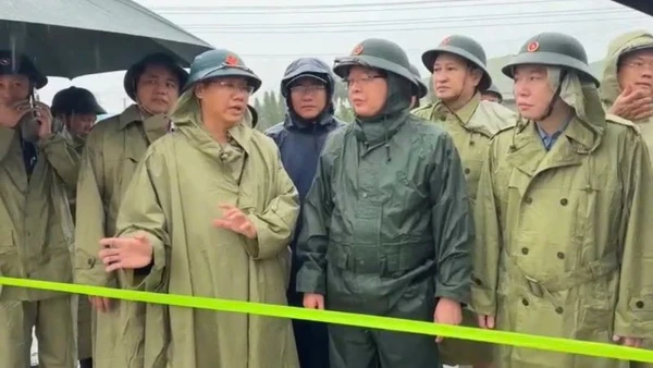 Phó Thủ tướng Hồ Quốc Dũng chỉ đạo công tác ứng phó mưa lũ tại xã Diên Điền, tỉnh Khánh Hòa.