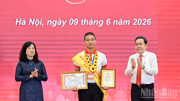 Chủ tịch Quốc hội Trần Thanh Mẫn và Bộ trưởng Y tế Đào Hồng Lan trao Chứng nhận vinh danh và Bằng khen, tôn vinh người hiến máu tình nguyện tiêu biểu toàn quốc năm 2026. (Ảnh: DUY LINH)