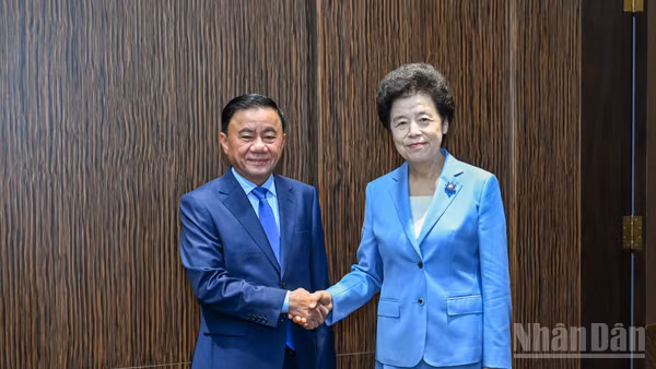Thường trực Ban Bí thư Trần Cẩm Tú và Phó Chủ tịch Chính hiệp toàn quốc Trung Quốc Hàm Huy. (Ảnh: DUY LINH)