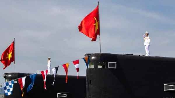 Thủy thủ trên tàu ngầm Kilo 636 chào cờ Tổ quốc.