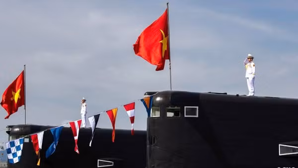 Thủy thủ trên tàu ngầm Kilo 636 chào cờ Tổ quốc.