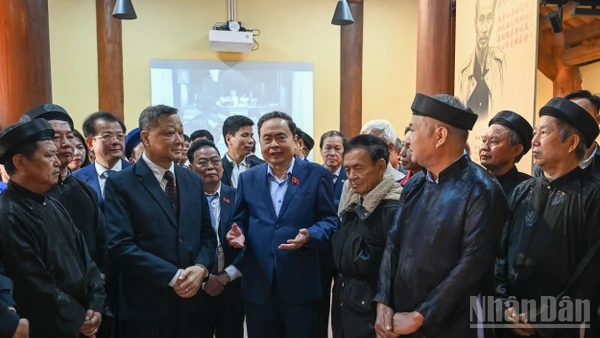 Chủ tịch Quốc hội Trần Thanh Mẫn với Ban quản lý và nhân dân tại Khu lưu niệm Trưởng Ban Thường trực Quốc hội Bùi Bằng Đoàn. (Ảnh: DUY LINH)