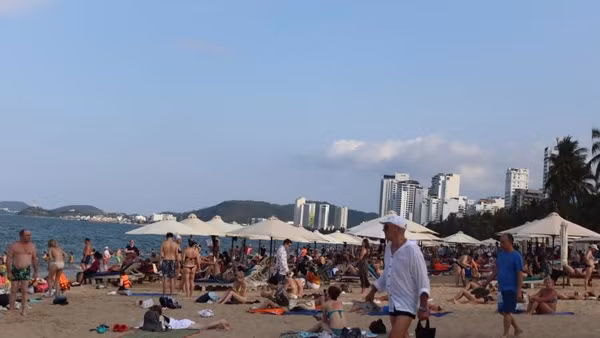 Bãi biển Trần Phú (Nha Trang) đông kín người ngay từ ngày đầu kỳ nghỉ lễ Giỗ Tổ Hùng Vương.
