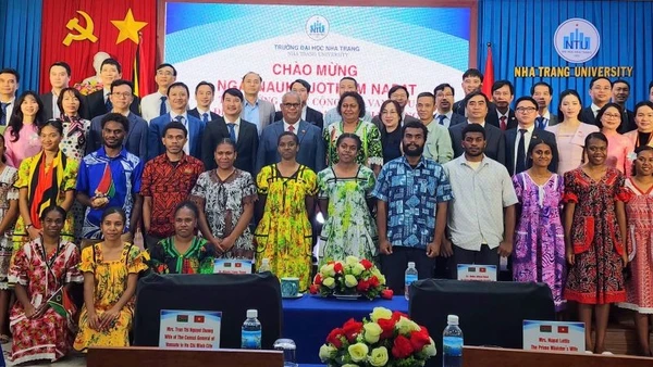 Ngài Nauka Jotham Napat, Thủ tướng Cộng hòa Vanuatu cùng đoàn công tác chụp ảnh lưu niệm tại Trường đại học Nha Trang.
