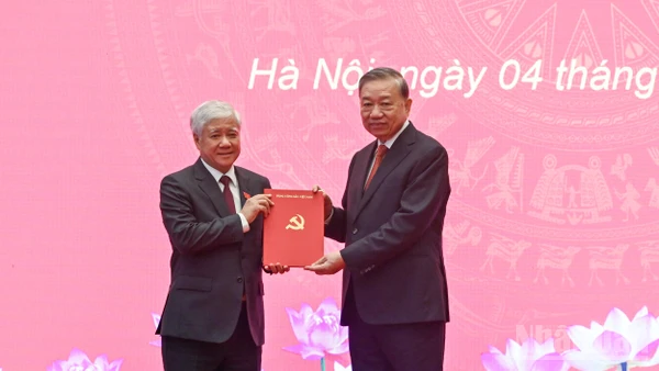Tổng Bí thư Tô Lâm trao quyết định của Bộ Chính trị cho đồng chí Đỗ Văn Chiến. (Ảnh: DUY LINH)