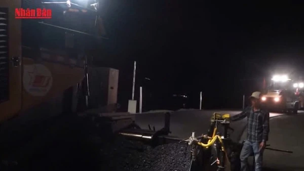 [Video] Xuyên đêm thi công trên cao tốc Cần Thơ – Cà Mau