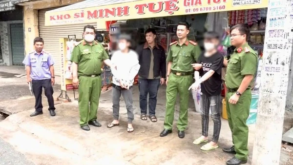 Hai đối tượng bị cơ quan chức năng bắt giữ.