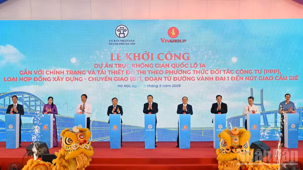 Chủ tịch Quốc hội Trần Thanh Mẫn và các đại biểu thực hiện nghi thức khởi công Dự án trục không gian Quốc lộ 1A. (Ảnh: DUY LINH)