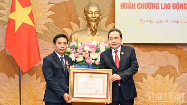 Chủ tịch Quốc hội Trần Thanh Mẫn trao Huân chương Lao động hạng Nhất tặng đồng chí Nguyễn Doãn Anh. (Ảnh: DUY LINH) 