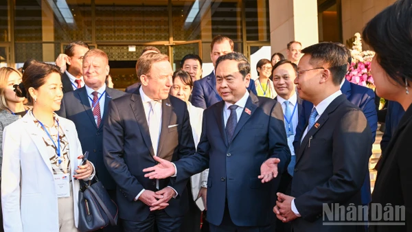 Chủ tịch Quốc hội Trần Thanh Mẫn trao đổi với các đại biểu đoàn doanh nghiệp cấp cao Hội đồng kinh doanh Châu Âu-ASEAN. (Ảnh: DUY LINH)