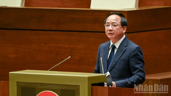 Đồng chí Trịnh Văn Quyết, Ủy viên Bộ Chính trị, Bí thư Trung ương Đảng, Trưởng ban Tuyên giáo và Dân vận Trung ương trình bày chuyên đề tại hội nghị toàn quốc nghiên cứu, học tập, quán triệt và triển khai thực hiện Nghị quyết Đại hội XIV của Đảng. (Ảnh: DUY LINH)