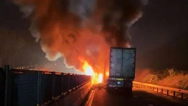 Tai nạn liên hoàn khiến 3 xe ô-tô bốc cháy tại Cao tốc Vân Phong-Nha Trang. (Ảnh: THÀNH LONG)