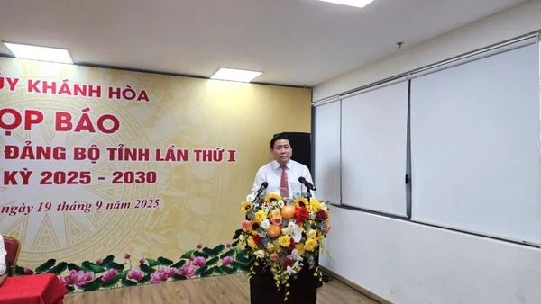 Đồng chí Lâm Đông, Ủy viên Ban Thường vụ Tỉnh ủy, Trưởng Ban Tuyên giáo Tỉnh ủy phát biểu tại buổi họp báo.