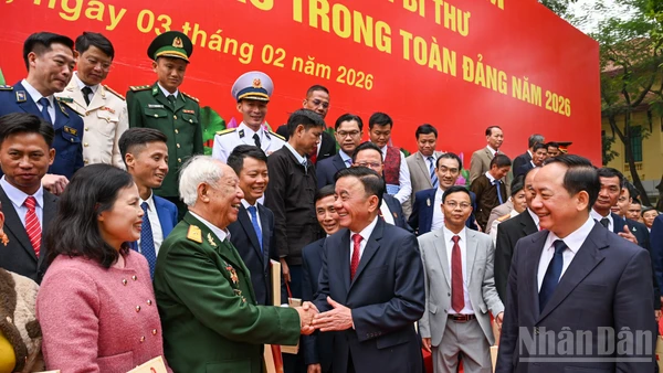 Đồng chí Trần Cẩm Tú, Ủy viên Bộ Chính trị, Thường trực Ban Bí thư và các đại biểu với các Bí thư Chi bộ xuất sắc toàn quốc. (Ảnh: DUY LINH)