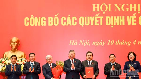 Tổng Bí thư, Chủ tịch nước Tô Lâm trao Quyết định của Bộ Chính trị về việc chỉ định Ban Chấp hành, Ban Thường vụ, Bí thư, Phó Bí thư Đảng ủy Quốc hội nhiệm kỳ 2025-2030 cho Chủ tịch Quốc hội Trần Thanh Mẫn và các Phó Chủ tịch Quốc hội. (Ảnh: DUY LINH)