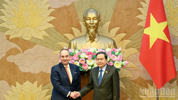 Chủ tịch Quốc hội Trần Thanh Mẫn và Phó Chủ tịch thứ nhất Quốc hội Hy Lạp Ioannis Plakiotakis. (Ảnh: DUY LINH)