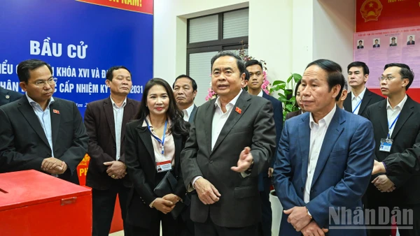 Chủ tịch Quốc hội Trần Thanh Mẫn, Chủ tịch Hội đồng Bầu cử Quốc gia kiểm tra công tác bầu cử tại phường Hải An, thành phố Hải Phòng. (Ảnh: DUY LINH) 