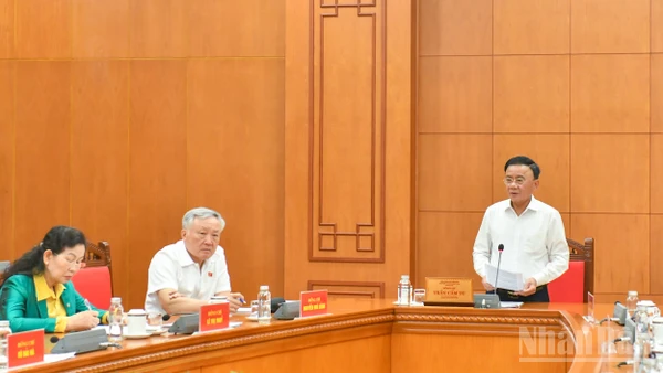 Thường trực Ban Bí thư Trần Cẩm Tú, Trưởng Ban Chỉ đạo phát biểu kết luận cuộc họp. (Ảnh: Duy Linh)