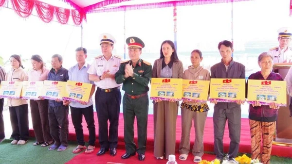 Thiếu tướng Trần Minh Trọng, Phó Chính ủy Quân khu 5 và Chuẩn Đô đốc Phạm Minh Tuấn, Phó Tư lệnh Quân chủng Hải quân trao bảng tượng trưng bàn giao nhà cho 10 gia đình bị thiệt hại do mưa lũ tại Khánh Hòa.