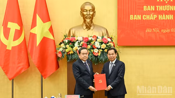 Bí thư Đảng ủy Quốc hội, Chủ tịch Quốc hội Trần Thanh Mẫn trao Quyết định của Bộ Chính trị cho đồng chí Lê Quang Mạnh. (Ảnh: DUY LINH) 