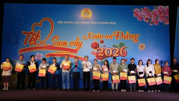 Những phần quà hỗ trợ người lao động khó khăn trong chương trình “Tết Sum vầy-Xuân ơn Đảng” và Chợ Tết Công đoàn năm 2026 tại Khánh Hòa.