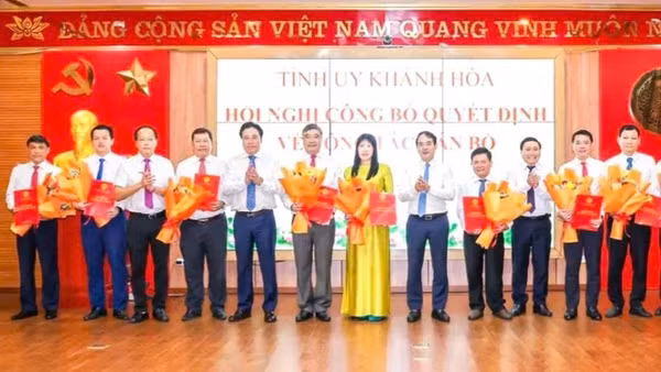 Lãnh đạo Tỉnh ủy tặng hoa chúc mừng các đồng chí được điều động, bổ nhiệm.