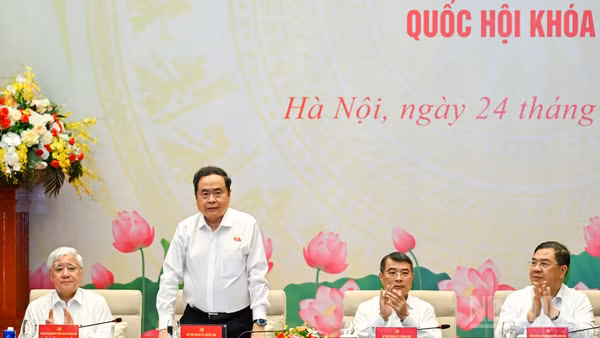 Bí thư Đảng ủy Quốc hội, Chủ tịch Quốc hội Trần Thanh Mẫn và Bí thư Đảng ủy Chính phủ, Thủ tướng Chính phủ Lê Minh Hưng chủ trì hội nghị. (Ảnh: DUY LINH)