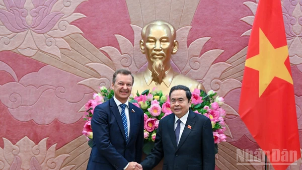 Chủ tịch Quốc hội Trần Thanh Mẫn và Phó Chủ tịch thứ nhất Hội đồng Liên bang Quốc hội Liên bang Nga Andrey Vladimirovich Yatskin. (Ảnh: DUY LINH)