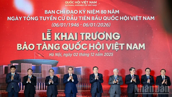 Chủ tịch Quốc hội Trần Thanh Mẫn cùng các đồng chí lãnh đạo, nguyên lãnh đạo Đảng, Nhà nước và các đại biểu thực hiện nghi thức khai trương Bảo tàng Quốc hội Việt Nam. (Ảnh: DUY LINH)