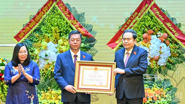 Chủ tịch Quốc hội Trần Thanh Mẫn trao tặng Huân chương Lao động hạng Nhất cho Nhà xuất bản Chính trị quốc gia Sự Thật. (Ảnh: DUY LINH) 