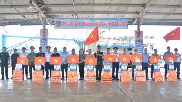 Ban Tổ chức trao quà tặng ngư dân tại cảng cá Mỹ Tân.