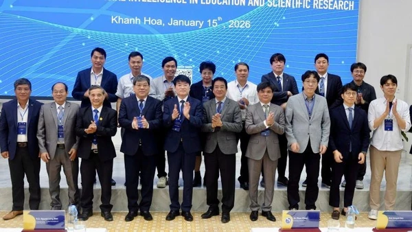 Các đại biểu chụp ảnh lưu niệm tại hội thảo.