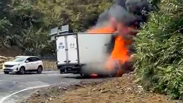 Hiện trường vụ cháy ô-tô tải trên đèo Khánh Lê.