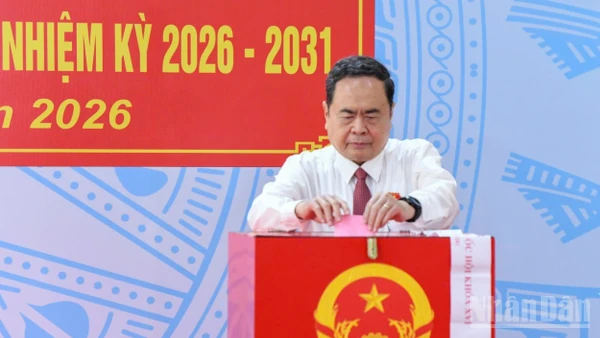 Chủ tịch Quốc hội, Chủ tịch Hội đồng Bầu cử quốc gia Trần Thanh Mẫn thực hiện quyền bầu cử tại Khu vực bỏ phiếu số 14, xã Hóc Môn, Thành phố Hồ Chí Minh. 