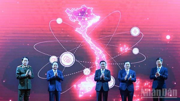 Thường trực Ban Bí thư Trần Cẩm Tú và các đại biểu thực hiện nghi thức ra mắt App TGDV trên điện thoại di động. (Ảnh: DUY LINH) 