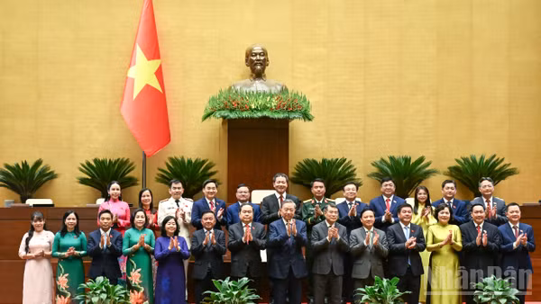 Tổng Bí thư, Chủ tịch nước Tô Lâm cùng các đồng chí lãnh đạo Đảng, Nhà nước với Đoàn đại biểu Quốc hội tỉnh Đồng Nai. (Ảnh: DUY LINH)