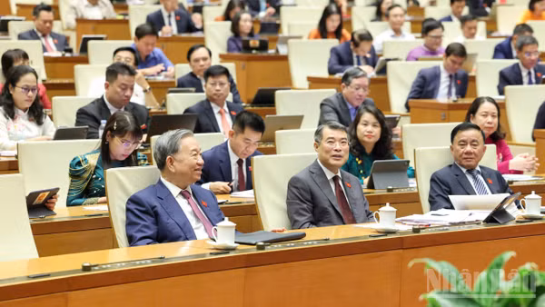 Tổng Bí thư, Chủ tịch nước Tô Lâm cùng các đồng chí lãnh đạo Đảng, Nhà nước và các đại biểu Quốc hội dự phiên họp. (Ảnh: DUY LINH)