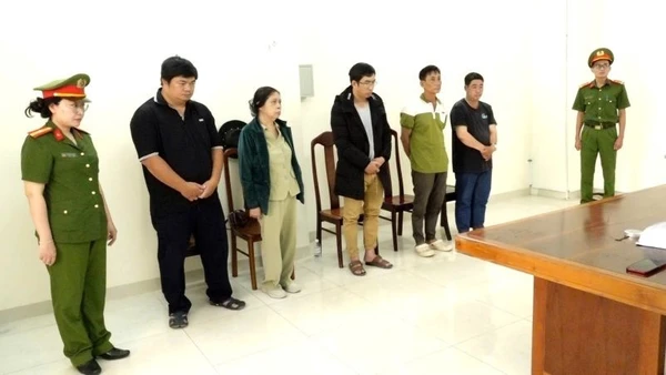 Cơ quan Cảnh sát điều tra Công an tỉnh Khánh Hòa đã ra quyết định khởi tố vụ án hình sự và khởi tố 5 bị can liên quan vụ tai nạn điện khiến một người tử vong xảy ra ngày 7/12, tại phường Tây Nha Trang.