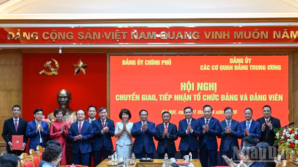 Bí thư Đảng ủy Chính phủ, Thủ tướng Chính phủ Phạm Minh Chính và Thường trực Ban Bí thư Trần Cẩm Tú, Bí thư Đảng ủy các cơ quan Đảng Trung ương với các đại biểu dự hội nghị. (Ảnh: DUY LINH)