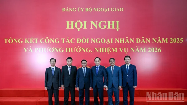 Thường trực Ban Bí thư Trần Cẩm Tú với các đồng chí lãnh đạo Bộ Ngoại giao tại hội nghị. (Ảnh: DUY LINH)