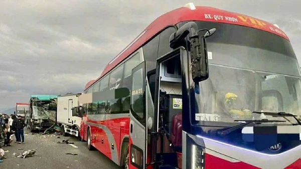 Hiện trường vụ tai nạn liên hoàn tại cao tốc Vân Phong-Nha Trang.