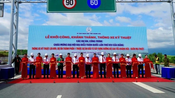 Các đại biểu cắt băng thông xe kỹ thuật 20km đầu tuyến của Dự án thành phần 1 đường bộ cao tốc Khánh Hòa-Buôn Ma Thuột giai đoạn 1. 