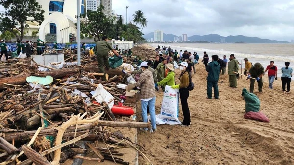Nhiều lực lượng tham gia dọn rác trên bãi biển Nha Trang.
