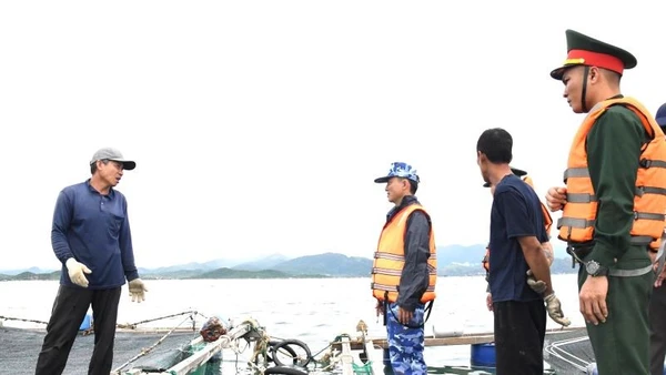 Hải đoàn 32 hướng dẫn chủ tàu, thuyền, lồng bè trên địa bàn chủ động di chuyển đến nơi tránh, trú an toàn.