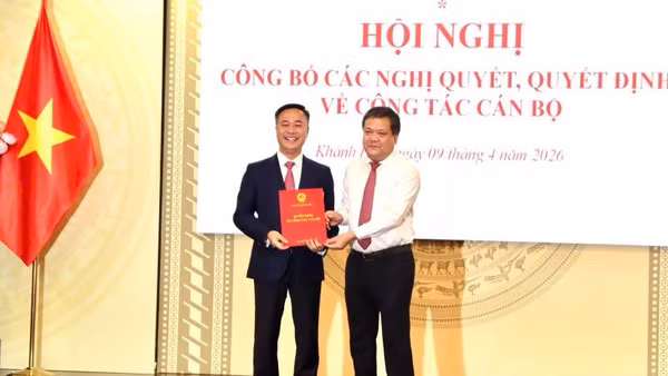 Bí thư Tỉnh ủy Trần Phong trao quyết định Chủ tịch Ủy ban nhân dân tỉnh Khánh Hòa cho đồng chí Nguyễn Việt Hùng.