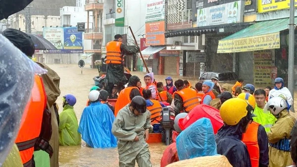 Người dân đợi lực lượng chức năng cứu người thân từ vũng lũ ra tại đường 23/10 phường Tây Nha Trang.