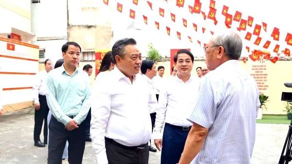 Đồng chí Trần Sỹ Thanh cùng đoàn công tác kiểm tra thực tế tại đơn vị bầu cử số 2, điểm bầu cử số 12, phường Nha Trang.